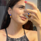 woman wearing jewellery tonia makri ring sodalite blue gold plated silver, τονια μακρη δαχτυλίδι μπλε πέτρα χειροποιήτο επίχρυσο ασήμι